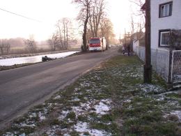 Wjechał samochodem do stawu
