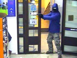 Bandyci sterroryzowali obsługę banku i skradli pieniądze. (fot: mat. operacyjne policji)