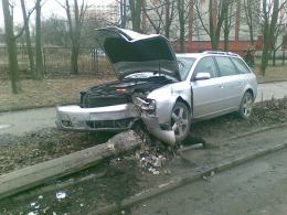 Wjechał w latarnię