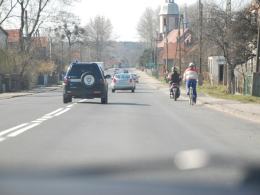 Jadących drogą rowerzystę i motocyklistę kawalkada wyprzedziła jadąc ponad 120 km/h.