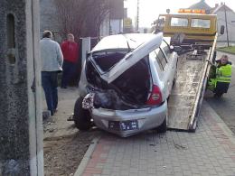 Wjechała renault w słup