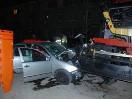 Policjant wjechał w maszynę budowlaną
