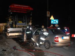 Policjant wjechał w maszynę budowlaną