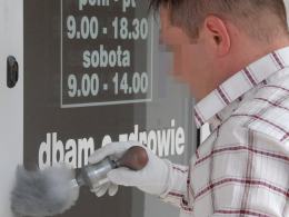 Policyjny technik zabezpiecza ślady.