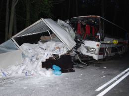 Zderzenie autobusu z ciężarówką