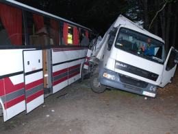 Zderzenie autobusu z ciężarówką