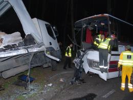 Zderzenie autobusu z ciężarówką
