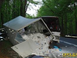 Zderzenie autobusu z ciężarówką