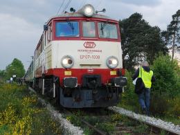 Rowerzystka wjechała pod pociąg
