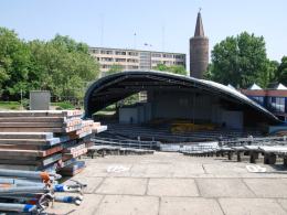 Trwa budowa scenografii w amfiteatrze