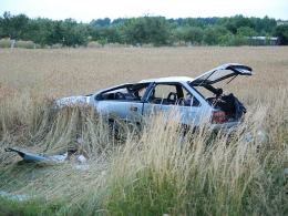 Dachował w polu