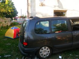 Wjechał samochodem w dom