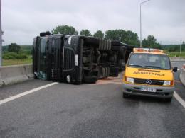 Przewrócił się wyjeżdżając z A4
