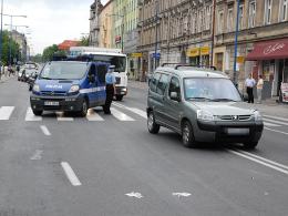 Potrącił dwie nastolatki na pasach