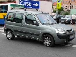 Potrącił dwie nastolatki na pasach