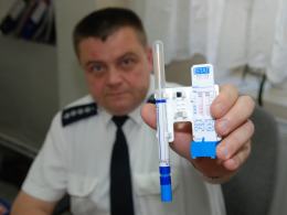 - Od ponad roku oprócz alkomatów, używamy także takich narkotestów - mówi Sławomir Nowak, szef strzeleckiej drogówki.