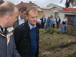 Grzegorz Schetyna (z lewej), oraz Donald Tusk (z prawej) przyjechali na Opolszczyznę dzień po przejściu trąby powietrznej. Już wtedy obiecywali pomoc.