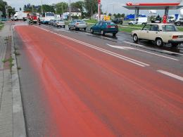 800 litrów farby rozlane na drogę