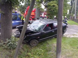 Pijak wjechał w drzewo