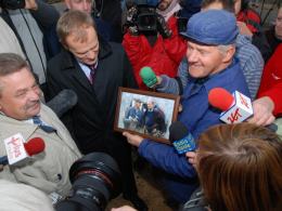 Ginter Raszka zrobił sobie zdjęcie z premierem, gdy ten był w Sieroniowicach miesiąc temu. Dziś poprosił o podpis. - Powiedział, że przyjedzie i dotrzymał słowa - mówi.