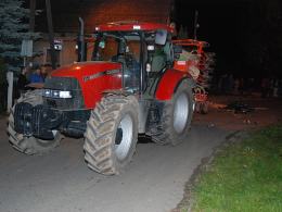 Wjechał skuterem pod traktor