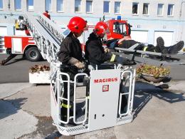 Opolscy strażacy mają nową drabinę /VIDEO/