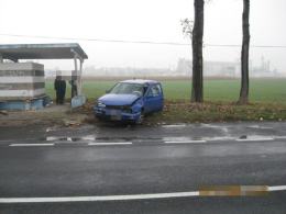 Wjechał w przystanek autobusowy