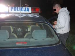 26-letni mieszkaniec powiatu opolskiego, mając w sobie prawie 1,5 promila alkoholu stracił panowanie nad samochodem i dachował na polu.