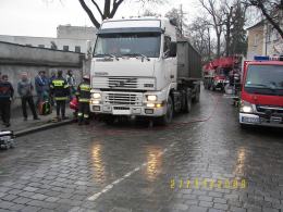 Ciężarówka ciągnęła pieszą 150 metrów