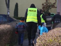 Policja przekazała dzieci ich mamie.