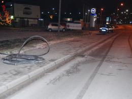 Mężczyzna wpadł gdy próbował zabrać kable, które prawdopodobnie wypadły z samochodu jednemu z jego kompanów.