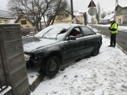 Niespełna 2 kilometry od miejsca wypadku, mężczyzna uderzył w płot jednej z posesji.