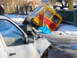 Samochód wjechał w drogowców