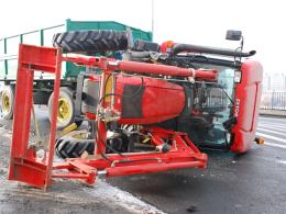 Przewrócony traktor