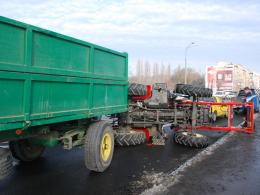 Przewrócony traktor