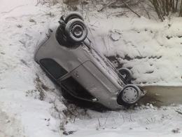 Na trasie pomiędzy Opolem a Prudnikiem dachował osobowy fiat.