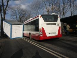 Kontener spadł na autobus