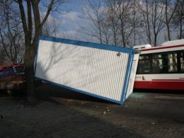 Kontener spadł na autobus