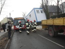 Kontener spadł na autobus