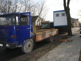 Kontener spadł na autobus
