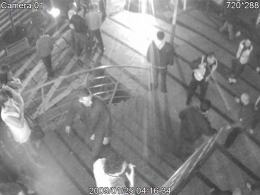 Po kolejnych niespełna dziesięciu minutach, aby opanować sytuację przed lokalem, policja oddaje strzał ostrzegawczy. Chwilę wcześniej czterech mężczyzn grozi funkcjonariuszom tzw. tulipanem.