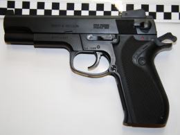 Podczas napadów, Adam L. terroryzował obsługę placówek plastikowym, zabawkowym pistoletem.