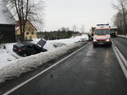 Dachował w rowie