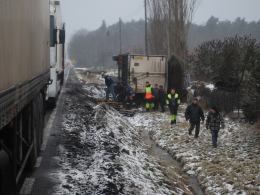 Załadowana ciężarówka wypadła z drogi