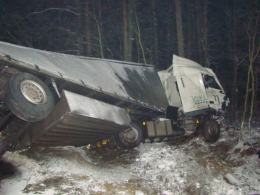 Nissan zderzył się z ciężarówką