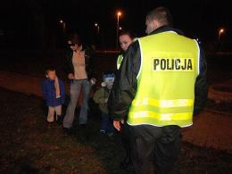 Pijana matka na ulicy z dwójką małych dzieci