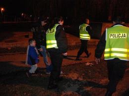 Pijana matka na ulicy z dwójką małych dzieci