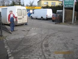 Po pijaku i bez prawka staranował bramę warsztatu