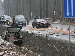 W lesie dąbrowskim, kierowca hondy, wyprzedzając inny pojazd, zderzył się czołowo z renault clio.