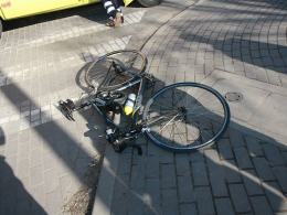 Rowerzysta wjechał pod samochód